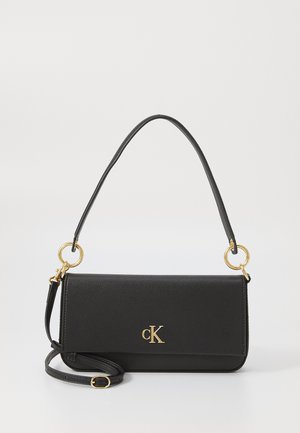 Borsa a tracolla in pelle nera con una forma strutturata, dotata di un logo dorato, accenti in hardware dorato e una tracolla staccabile.