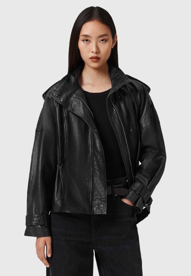 Zwarte leren jas met een hoge kraag, ritssluiting en voorzakken. Heeft een ontspannen pasvorm en een gestructureerde stof.