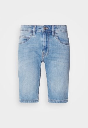 Shorts en denim bleu clair avec un design à cinq poches, fermeture éclair et détails de couture. Manches ourlées ; légère décoloration du tissu.