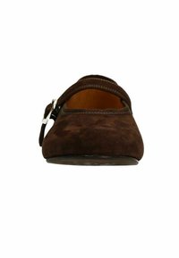 Bruine suède platte schoen met een ronde neus en een dunne, elastische band. Heeft een glad interieur en een platte buitenzool.