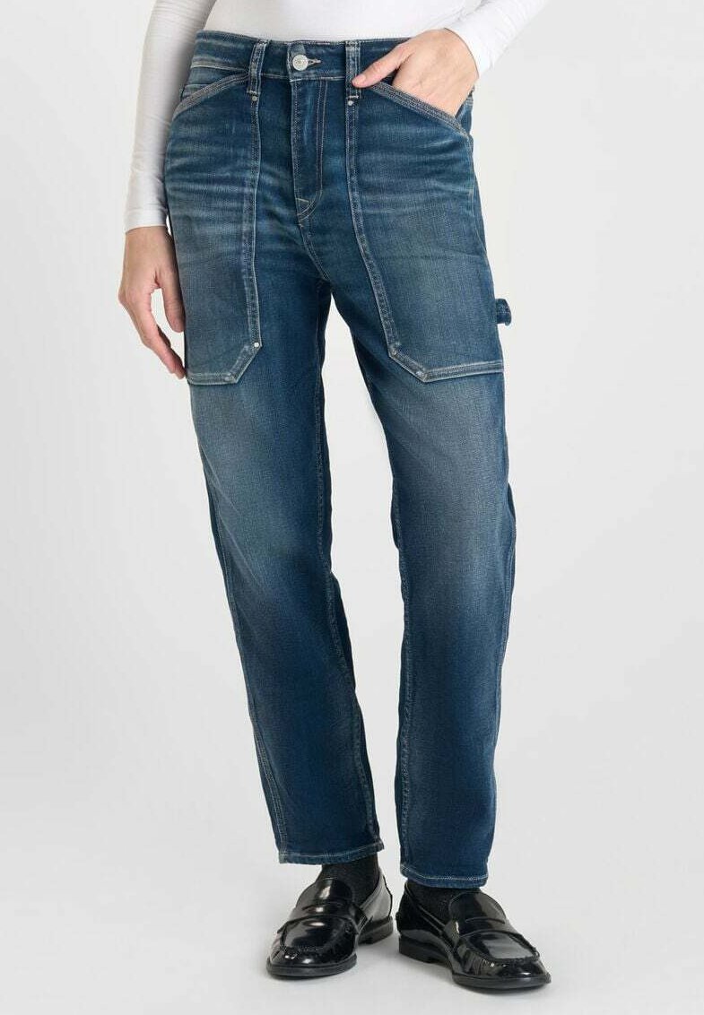 Jean en denim bleu foncé avec une finition délavée, coupe droite, poches avant et fermeture à bouton. Agrémenté d'une poche latérale.