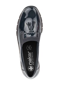 Chaussure noire en cuir verni à enfiler avec des glands sur le dessus et une semelle intérieure rembourrée de marque, semelle robuste visible sur le côté.