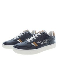 Sneakers sintetici blu navy con lacci bianchi, dettagli marroni a fantasia e suola bianca testurizzata. Presentano un logo ricamato e branding.