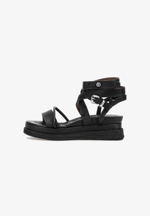 Čierne kožené sandále na platforme s viacerými tenkými remienkami, obvodným pásikom na členku s prackou a štruktúrovanou podrážkou, zobrazené v bočnom profile na bielom pozadí.