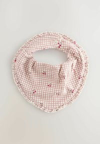 Vaaleanpunainen ruudullinen Bib, jossa on kirsikkakuosiset yksityiskohdat, röyhelöreuna, pehmeä kangas ja nepparikiinnitys. Halkaisija noin 30 cm.