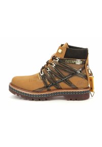Botas de senderismo de cuero marrón con detalles en negro, un collar acolchado, ojales metálicos y una suela de goma resistente que presenta un patrón de agarre texturizado.