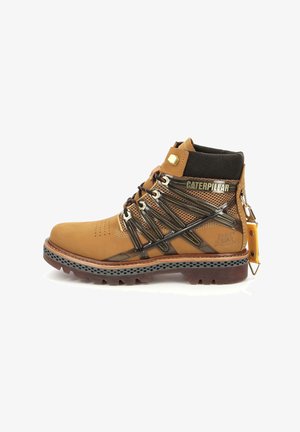 Stivale da trekking in pelle marrone con accenti neri, collo imbottito, occhielli metallici e suola in gomma robusta con un motivo di presa testurizzato.