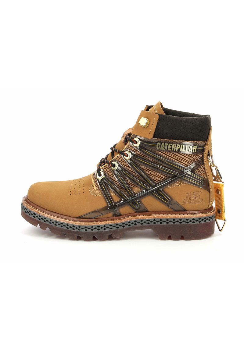 Botas de senderismo de cuero marrón con detalles en negro, un collar acolchado, ojales metálicos y una suela de goma resistente que presenta un patrón de agarre texturizado.
