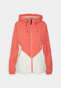 Chaqueta cortavientos coral y blanca con capucha, con cierre de cremallera, cordones ajustables y puños elásticos. El diseño incluye un patrón geométrico.