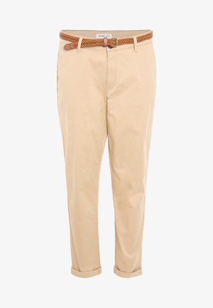 Pantalons en coton beige avec une coupe décontractée, dotés d'une ceinture en cuir tressé marron et de poignets retroussés. Texture lisse, poches standards.