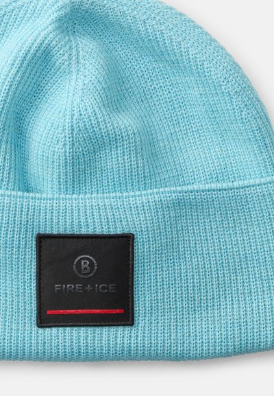 Lyseblå strikket lue med et svart firkantet merke merket "FIRE+ICE" og en rød akcentlinje nederst. Teksturert stoff.