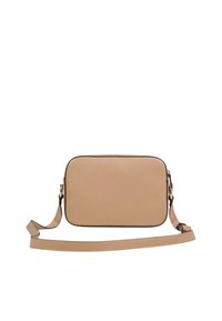 Bolso rectangular beige con acabado en cuero liso, bordes negros, correa ajustable y un diseño sencillo y funcional.