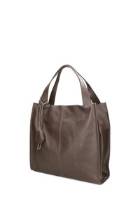 Sac tote en cuir brun foncé avec deux poignées et une étiquette en cuir suspendue, présenté sur un fond blanc.