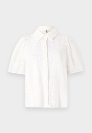 Hvit kortermet skjorte med krave, med blonder detaljer, teksturerte mønstre og knappåpning foran.