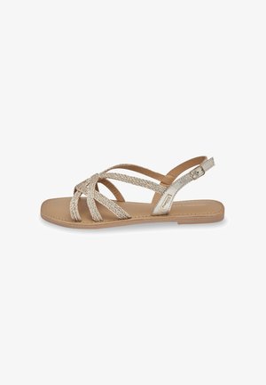 Sandales plates en beige clair avec des sangles tissées. Semelle en cuir lisse et fermeture à boucle. Design minimaliste avec une silhouette simple.