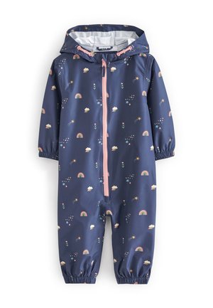 Combinaison imperméable bleu marine avec poignets élastiques et fermeture éclair rose. Présente des motifs colorés d'arcs-en-ciel, de nuages, d'étoiles et de fleurs.