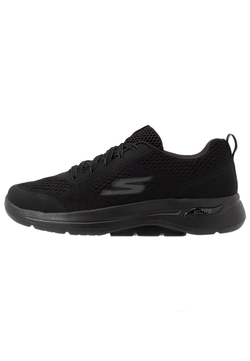 Scarpe da atletica nere in mesh e materiali sintetici. Presentano una tomaia testurizzata, un design con lacci e un sistema di supporto ArchFit.