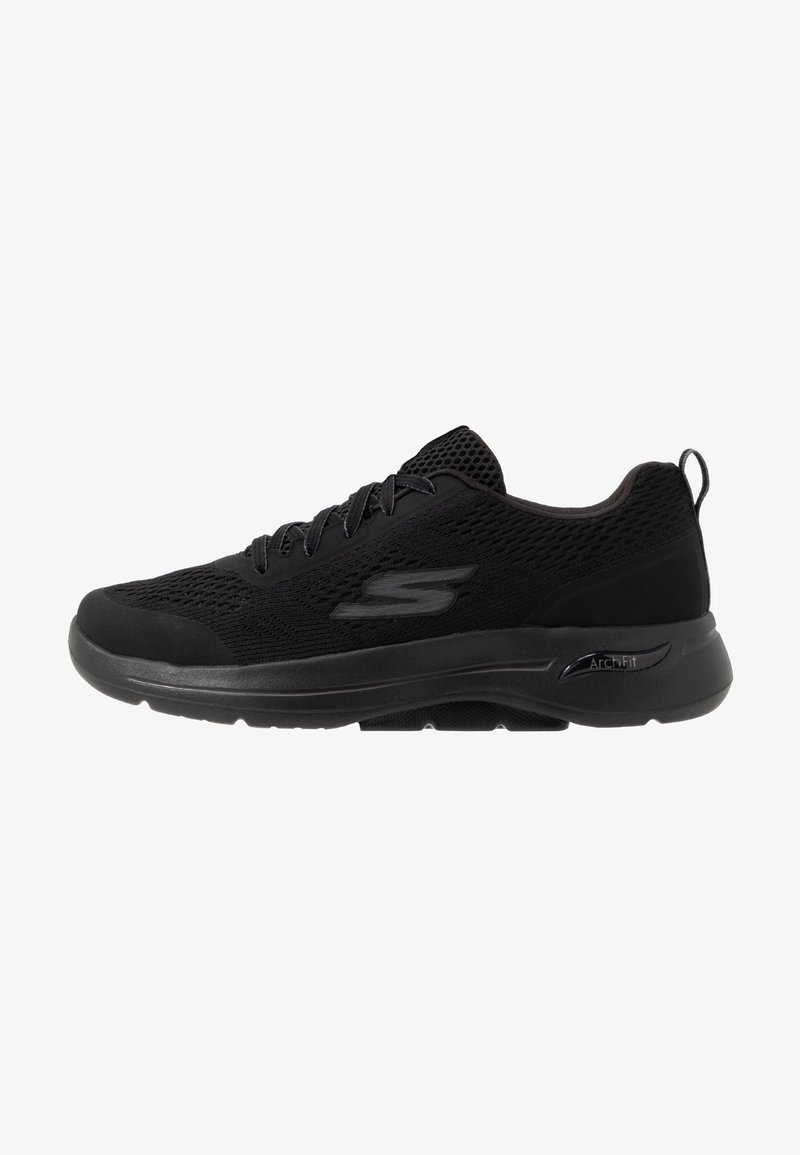 Schwarze Sportschuhe aus Netz- und Synthetikmaterialien. Mit einer strukturierten Oberseite, Schnürdesign und ArchFit-Unterstützungssystem.