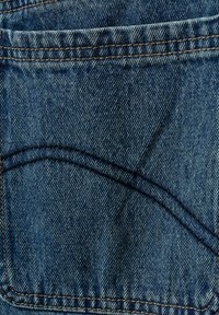 Tessuto di denim blu scuro con una leggera texture e un design di tasca curva con cuciture arancioni a contrasto lungo i bordi.