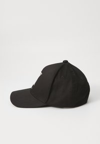 Fekete baseball sapka ívelt napernyővel, textilből készült, kiemelt előlapi logóval és oldalsó szellőzőlyukakkal. Egyszerű dizájn.