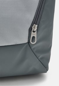 Nike Performance BRASILIA S 41L UNISEX  - Saco de desporto - smoke grey orange trance