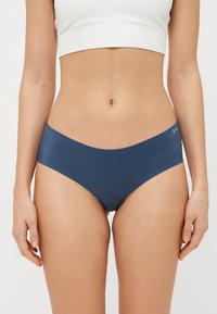 Sötétkék bikini alsó, sima tapintással, közepes derékvonallal és minimalista stílussal. Finom logó részlet található a derékpánton.