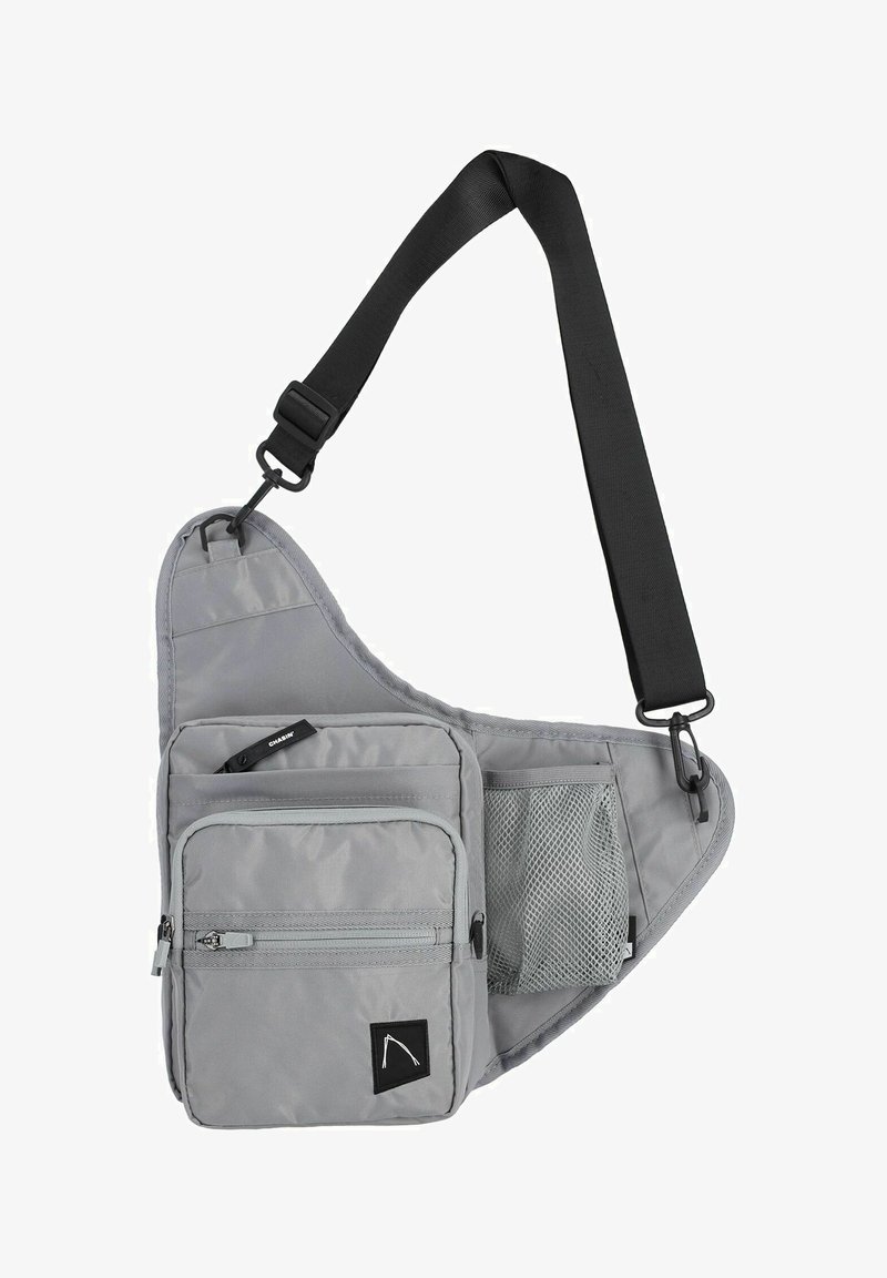 Borsa a tracolla grigia realizzata in materiale resistente, dotata di molteplici tasche, una tasca laterale in rete e una tracolla regolabile.