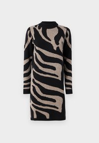 Robe tricotée à manches longues avec un motif zèbre abstrait noir et beige et un col rond haut sur fond blanc.
