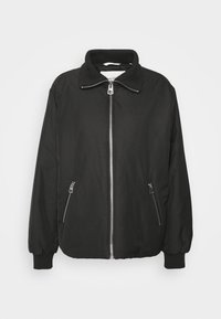 Sort zip-up bomberjakke med ribbede manchetter, krave og to lynlåsede sidelommer, præsenteret på en neutral baggrund.