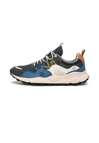 Bunt gefärbter Sneaker aus einer Mischung von blauen, grauen und cremefarbenen Textilien, auffälligen Schnürsenkeln und einer schwarzen Gummisohle mit strukturierten Akzenten.