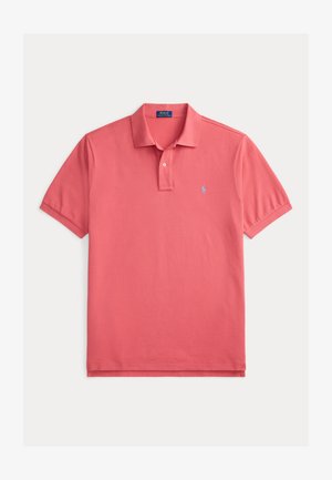 Koralo rožinė trumpas rankovės polo marškinėliai su apykakle, dviem mygtukais priekyje ir mažu mėlynu arkliuko logotipu kairėje krūtinės pusėje.