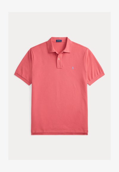 Korallrāzēns īsām piedurknēm polos krekliņš ar apkakli, divu pogu aizdare un neliels zils zirga logotips kreisajā krūtīs.