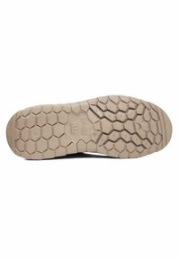 Suela de zapato de goma con un patrón hexagonal, de color beige claro y superficie texturizada para un mejor agarre y durabilidad.