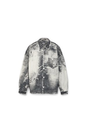 Camicia a maniche lunghe con bottoni, in tie-dye bianco e nero con dettagli consumati, dotata di taschino sul petto e colletto.