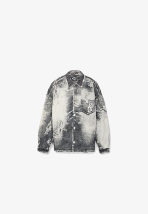 Langärmliges Hemd mit Knopfleiste, schwarz-weißem Batikmuster und ausgefransten Details, ausgestattet mit Brusttasche und Kragen.