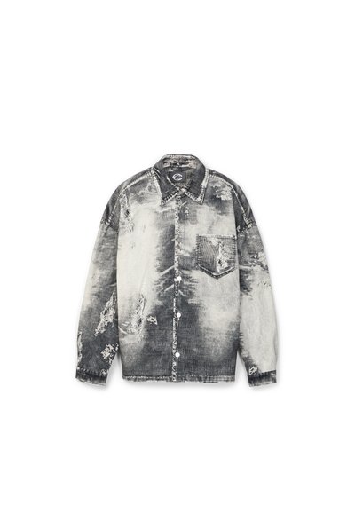 Langärmliges Hemd mit Knopfleiste, schwarz-weißem Batikmuster und ausgefransten Details, ausgestattet mit Brusttasche und Kragen.