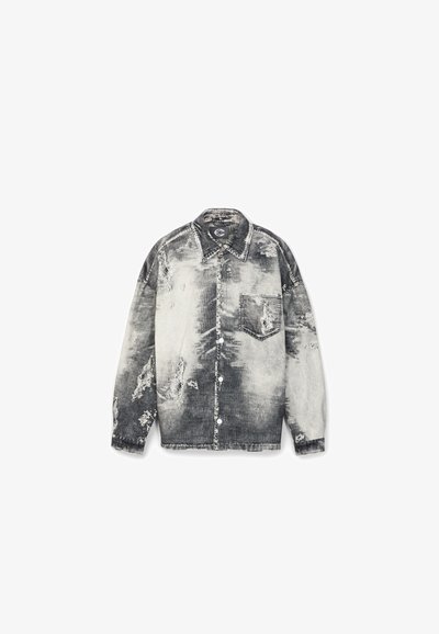 Langärmliges Hemd mit Knopfleiste, schwarz-weißem Batikmuster und ausgefransten Details, ausgestattet mit Brusttasche und Kragen.