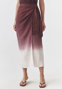 Wraprok in bordeauxrood en wit ombre, gemaakt van zachte stof, met een knoopdetail in de taille en een middenlange zoom.