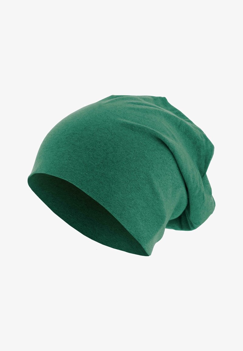 Zöld, puha anyagú sapka, laza illeszkedéssel és ráncolt hátsó résszel. Sima textúra, kerek forma, és nincs látható minta vagy fémalkatrész.