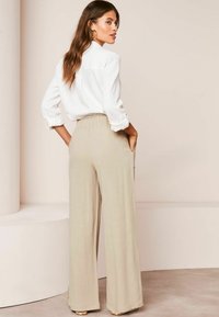 Lipsy WIDE - Auduma bikses - cream