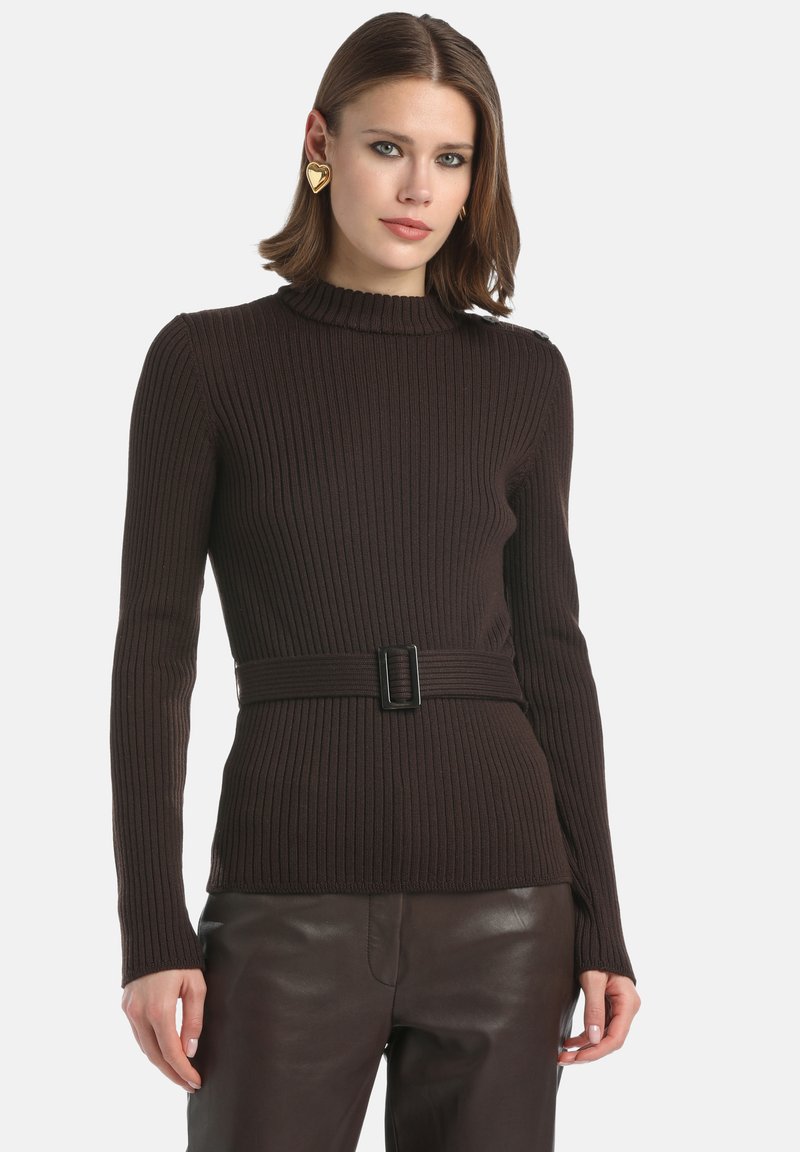 Bruine geribbelde breisweater met een hoge halslijn en een ceintuur in de taille. De stof is gestructureerd; heeft lange mouwen en een getailleerd silhouet.