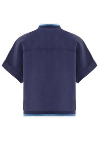 Kraftig blå kortärmad skjorta med avslappnad passform; har en krage med blå och vit randig kant och ett mjukt, texturerat tyg.