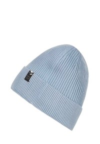 Jasnoniebieska, dziana czapka beanie z prążkowaną teksturą i złożonym mankietem. Posiada małą prostokątną czarną metkę z białym napisem.