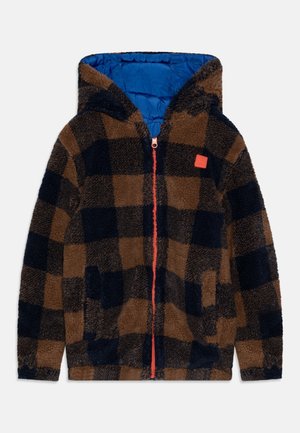 Brun og sort ternet fleecejakke med blå foret hætte og forrest lynlås i kontrastfuld orange. To forlommer synlige.