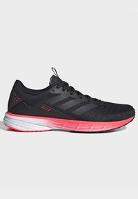 Scarpa sportiva nera con parte superiore in mesh traspirante, dettagli rosa sulla suola e una finitura texturizzata. Include un tallone rinforzato per supporto.