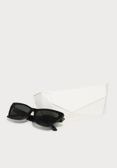 Ochelari de soare negri cu lentile închise, design geometric plat și rame groase. Include o carcasă protectoare geometrică albă.