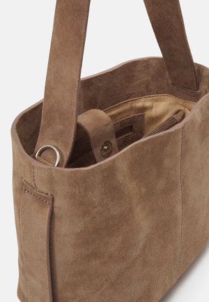 Sac à main en daim marron avec larges anses, poche intérieure zippée et détail de fermeture par bouton-pression.