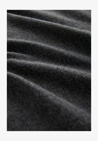 Ej vald, charcoal grey leopard