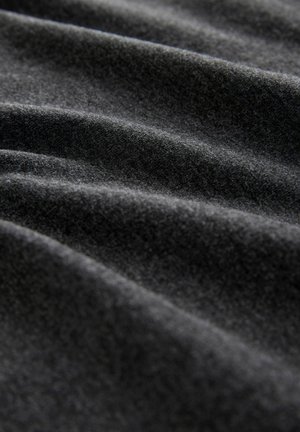 Weicher, dunkelgrauer Stoff mit sichtbaren feinen Fasern und sanften, gleichmäßigen Falten, die eine strukturierte Oberfläche erzeugen.