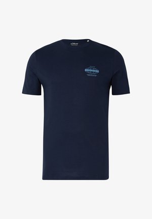 Marineblaues T-Shirt mit kurzen Ärmeln, rundem Ausschnitt und kleinem blauem Grafiklogo mit der Aufschrift "s.Oliver Clothing Co" auf der linken Brust.